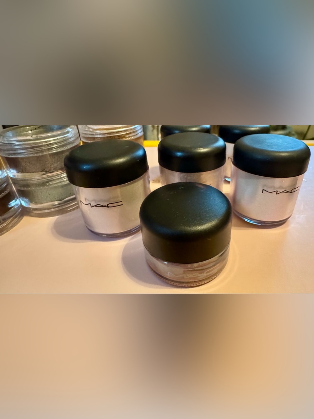 9-MAC Cosmetics Loose Powder Pigments - Black Caps with Pink Cream Pigment - Picture 5 of 9
